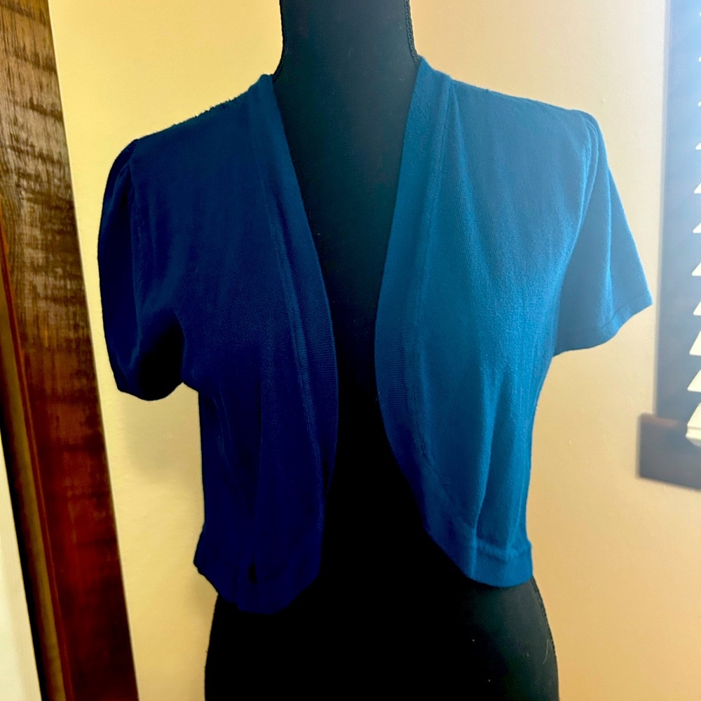 Large Blue T/o Short sleeve short waist shrug
